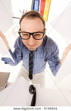 Sjovt billede af forretningsmand i Office
