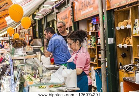 People Enjoy The Naschmarket In Vienna