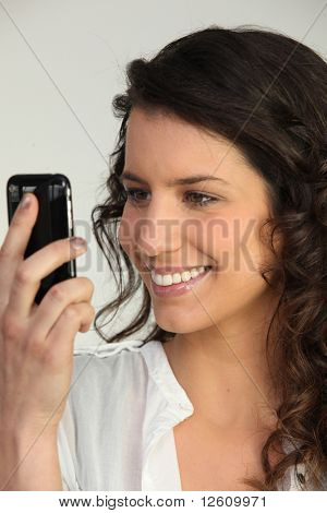 휴대 전화를 가진 여자의 초상화