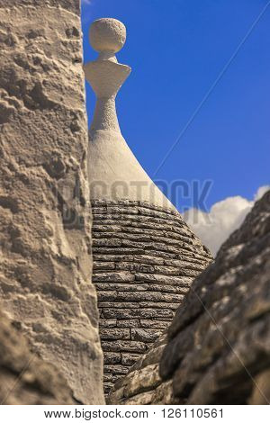 Alberobello: detail of the trullo to dry masonry. ITALY,APULIA.Alberobello is a UNESCO World Heritage. Conical rooftop of trulli:It is a false dome built  with dry overlapping stones, whitewashed base and cone-shaped roof with pinnacles of various shapes.