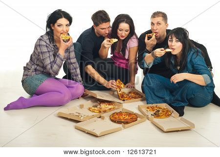 Kaveriporukan syö pizzaa