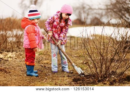 Children are the gardeners in the garden.