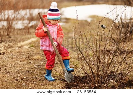 Children are the gardeners in the garden.