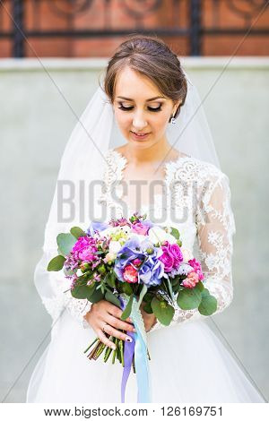 nise fresh wedding bouquet in bride's hand.
