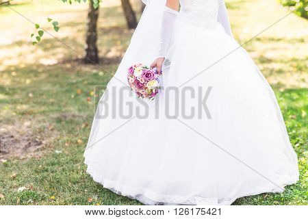 nise fresh wedding bouquet in bride's hand.