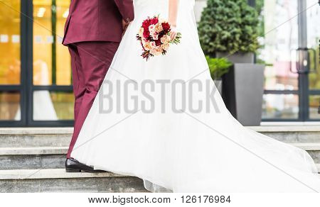 nise fresh wedding bouquet in bride's hand.