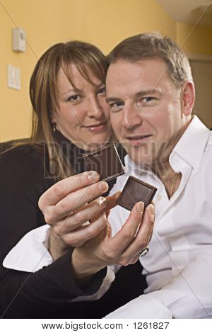 คู่บนโซฟาชี้ออกช็อคโกแลต