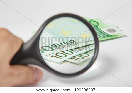 Magnifying Glass on the one hundred Euros