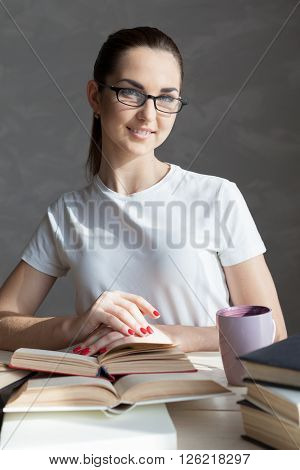 girl with a mug is preparing for the exam reading the Carnet
