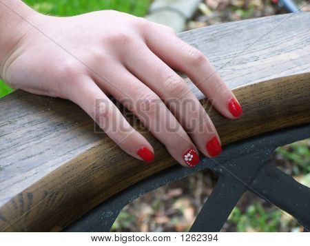 Mädchen die Hand manikürt 
