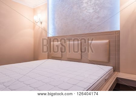 Modern bedroom interior wid big double bed