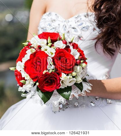 nise fresh wedding bouquet in bride's hand.