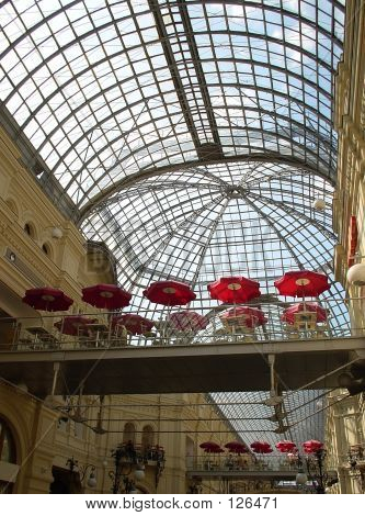 Galeria comercial com clarabóia e café