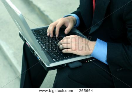 Empresário com Laptop 81