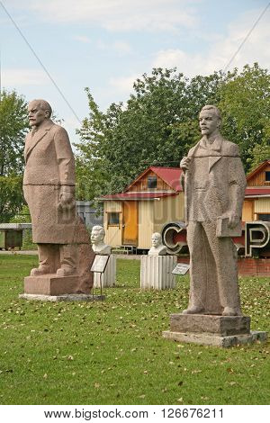 Moscow, Russia - August 02, 2008: Old Sculptures Of Vladimir Lenin In Muzeon Art Park (fallen Monume