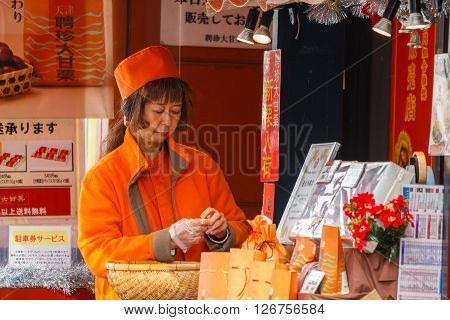 YOKOHAMA JAPAN - NOVEMBER 24 2015: Chinese food vendor on the side of streets of Yokohama Chinatown