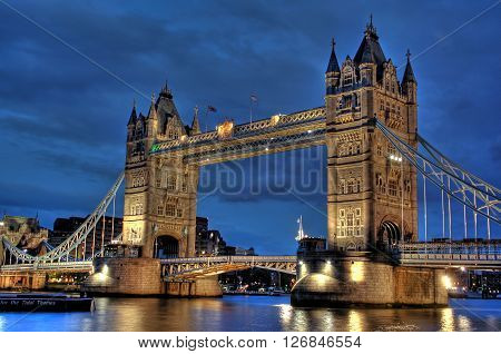 Historical famose London tower bridge at night
** Note: Visible grain at 100%, best at smaller sizes