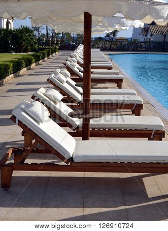 Line of deckchairs with parasols in the hôtel.
