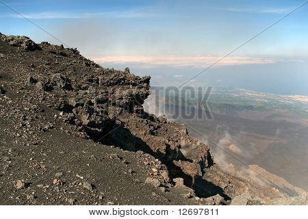 Uitzicht vanaf Mount Etna met zee en steden onder, Sicilië, Italië