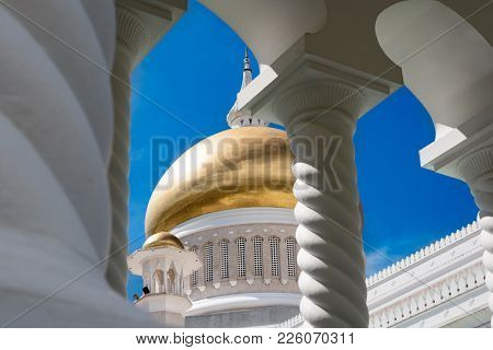 Bandar Seri Begawan(bsb), Brunei-october. 11:golden Dome Of Masjid Sultan Omar Ali Saifuddin Mosque 