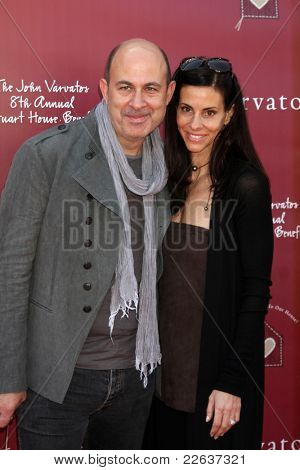 LOS ANGELES - 13 de MAR: John Varvatos, Joyce Varvatos chegando no Stuart John Varvatos 8 anual