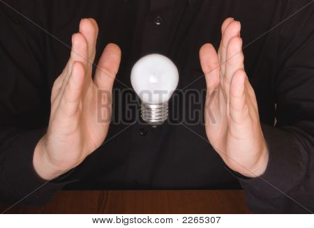 Avuç içi arasında uçan elektrikli ampul