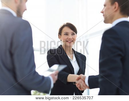 Businesswoman shaking hands with a businssman during a meeting