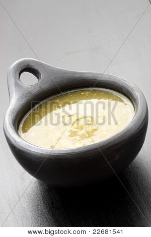 Tomatillo saus In Colombiaanse Clay schotel