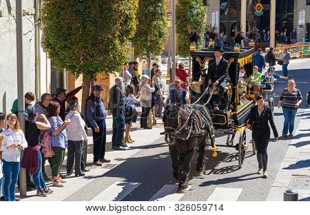 Reus, Spain. March 2019: Vintage Dressed People On Top Of A Horse-drawn Carriage The Tres Tombs Fest