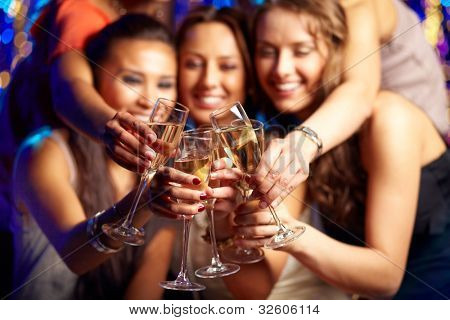 Colpo di giovani donne celebrando il loro amico di gruppo '??imminente matrimonio s, addio al nubilato