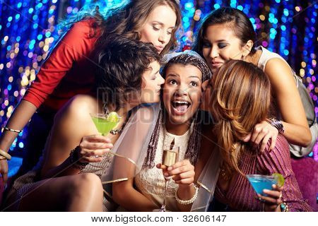 Colpo di giovani donne celebrando il loro amico di gruppo '??imminente matrimonio s, addio al nubilato