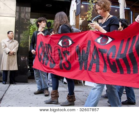 NEW YORK - Mai 1: Demonstranten Marsch zum Union Square von Bryant Park während besetzen Wall St 'May Day' 