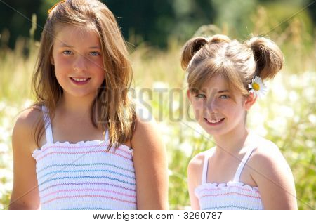 Solbeskinnede små piger