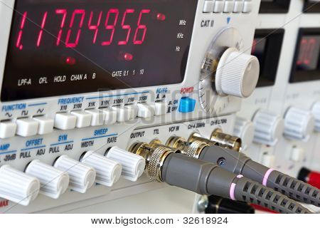 SchaltflÃ¤chen und Koaxiale Steckverbinder von Labor-Funktionsgenerator mit FrequenzzÃ¤hler