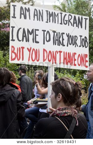 NEW YORK - 1er mai : Un signe de manifestants qui lit 
