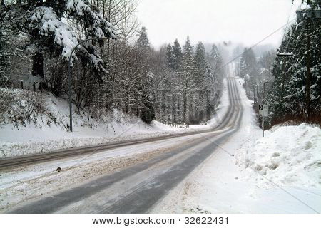 Schnee auf dem hÃ¼geligen Weg