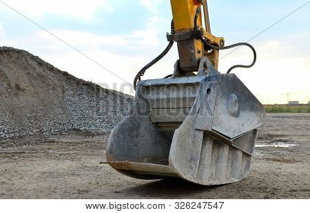 Crushing Bucket Of The Excavator For Crushing Concrete. Construction Waste Recycling For Constructio