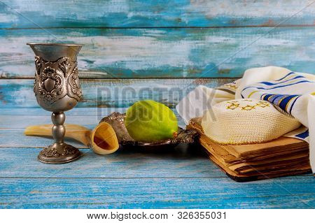 Jewish Religious Symbol Festival Of Sukkot. Traditional Symbols The Four Species : Etrog, Lulav, Had
