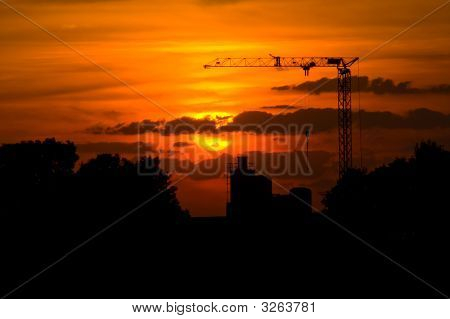 Coucher du soleil avec une grue dans le dos