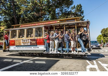 San Francisco, Usa - July 24, 2008:  The Cable Car Passes The Powell Street In Rush Hour Full Of Pas