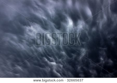 Nuvole scure temporale