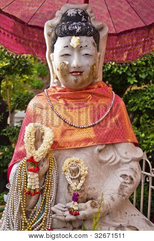 สีขาวไหล U ควน Im พระจีน