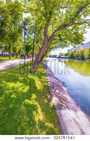 City The Moscow.chisty Pond On Chistoprudny Boulevard. 08.11.2019