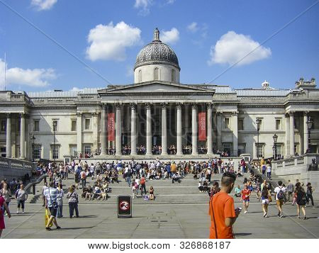 London, United Kingdom - Jan 1, 2008: People At The Entrance Of The National Gallery In London. It I