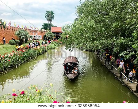 Phranakhon Si Ayutthaya, Thailand - June 30 2019: A Lot Of People Sailing Boat For Travel Or Shoppin