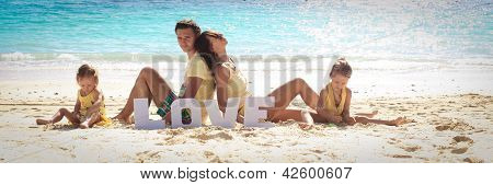 Giovane bella famiglia con due bambini in vacanza tropicale