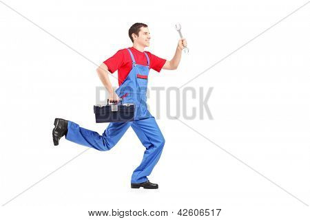 Full length Portret van een reparateur met een sleutel en een tool box geïsoleerd op een witte pagina