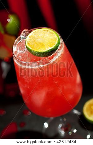 Zumbi Cocktail - escuro e luz rum Rum 151-prova e vários xarope, Grenadine, sumo de toranja,
