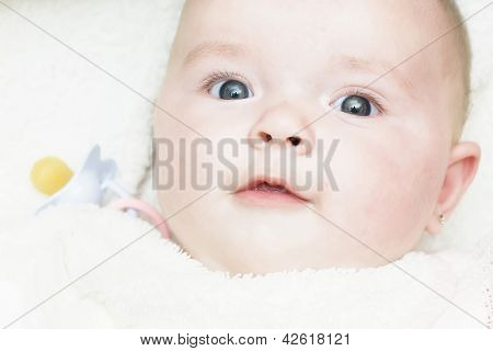 Bébé de quatre mois en regardant caméra