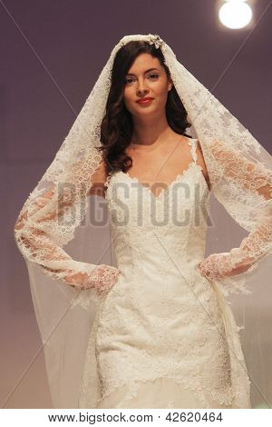 Záhřeb, Chorvatsko - 16. února: Fashion model nosí svatební šaty vyrobené od Vesna Sposa na 